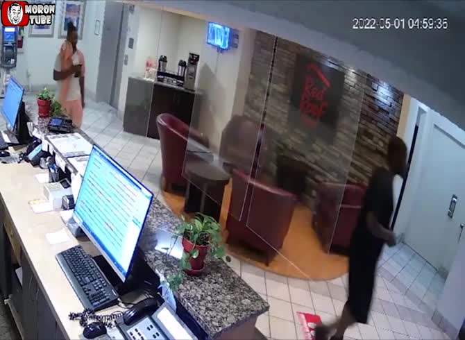 Video :A robber assaults a secretary in order to take her purse